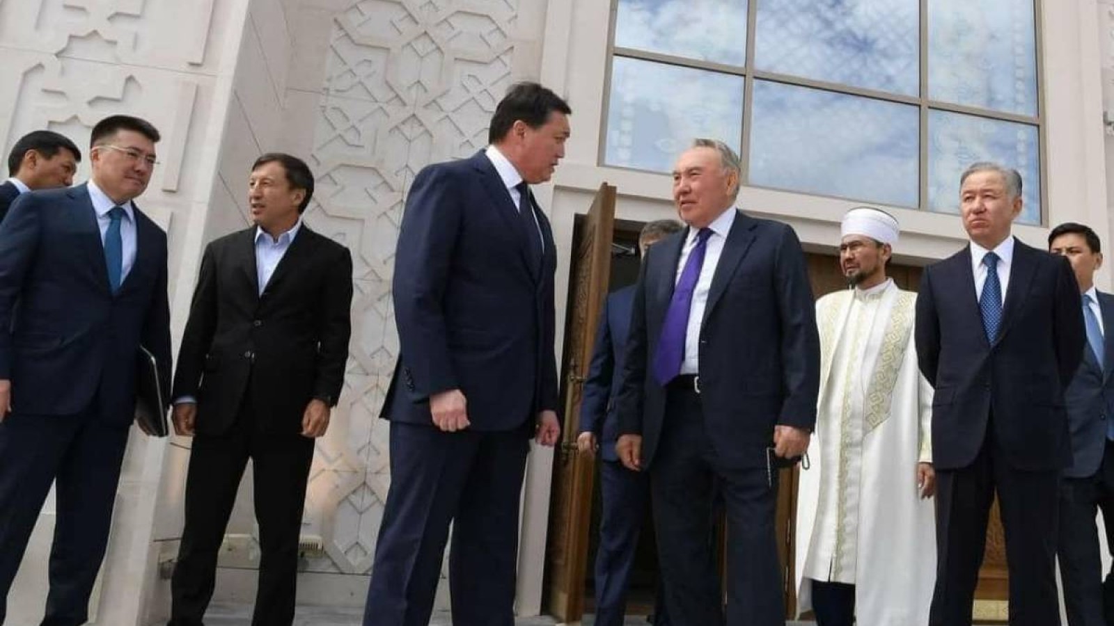 «Қой терісін жамылған қасқырлар билікке ұмтылуы мүмкін».