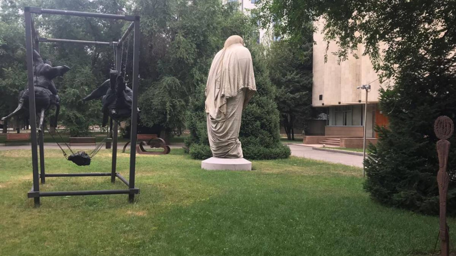 Даулы мүсінді Алматы әкімшілігі ел көзінен тасалап, бүркеп тастады (фото).