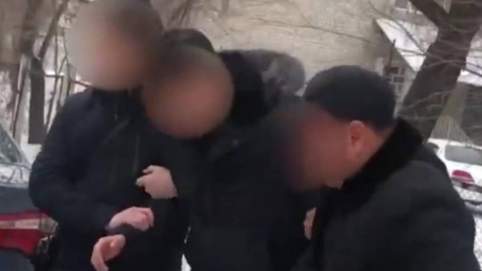 «Жамылғыға оралған ақшалар»: Алматының бас ұстазын ұстау сәтінен видео жарияланды.