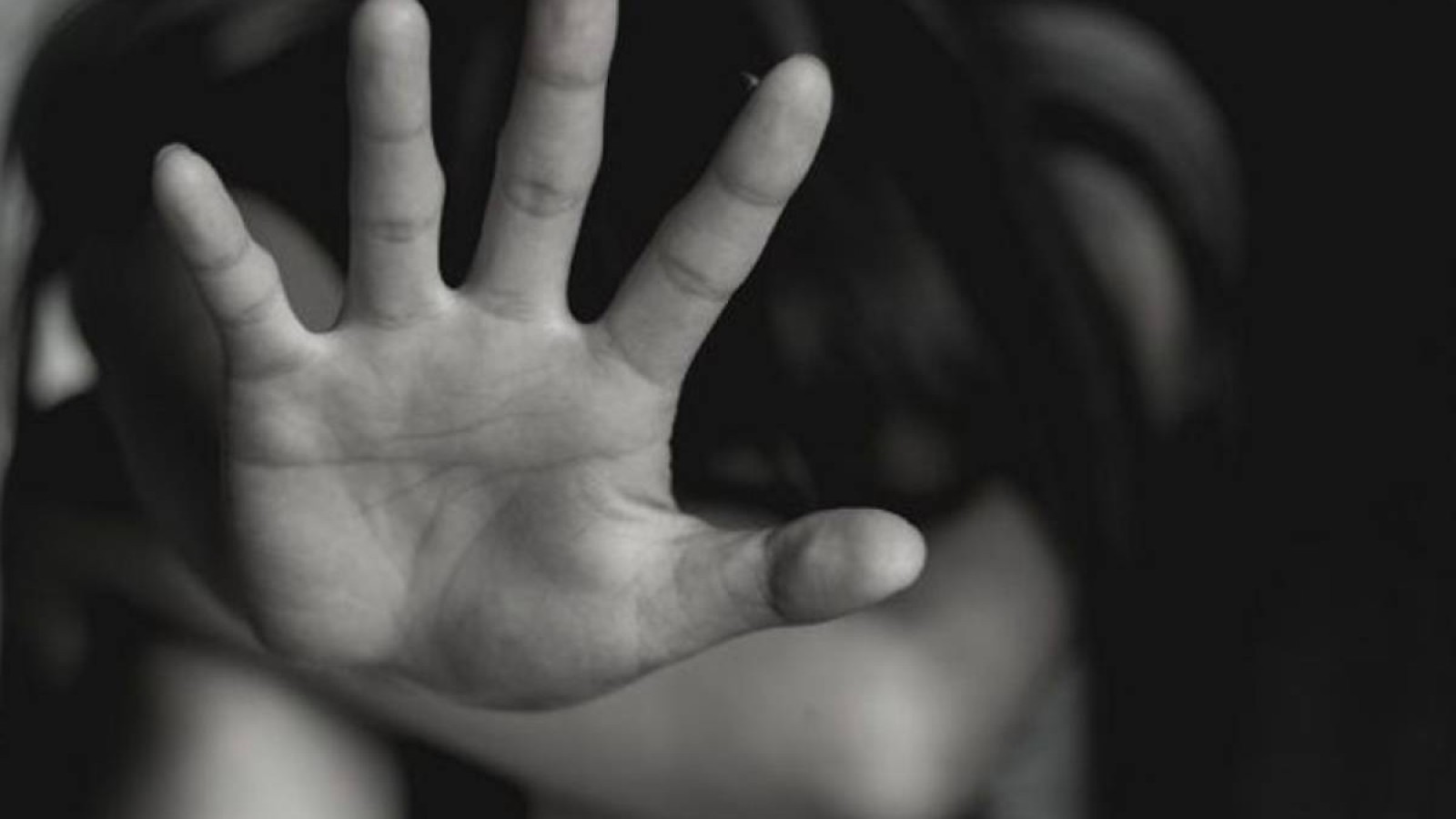 13 жастағы қызды зорлаған полицейге үкім шықты.