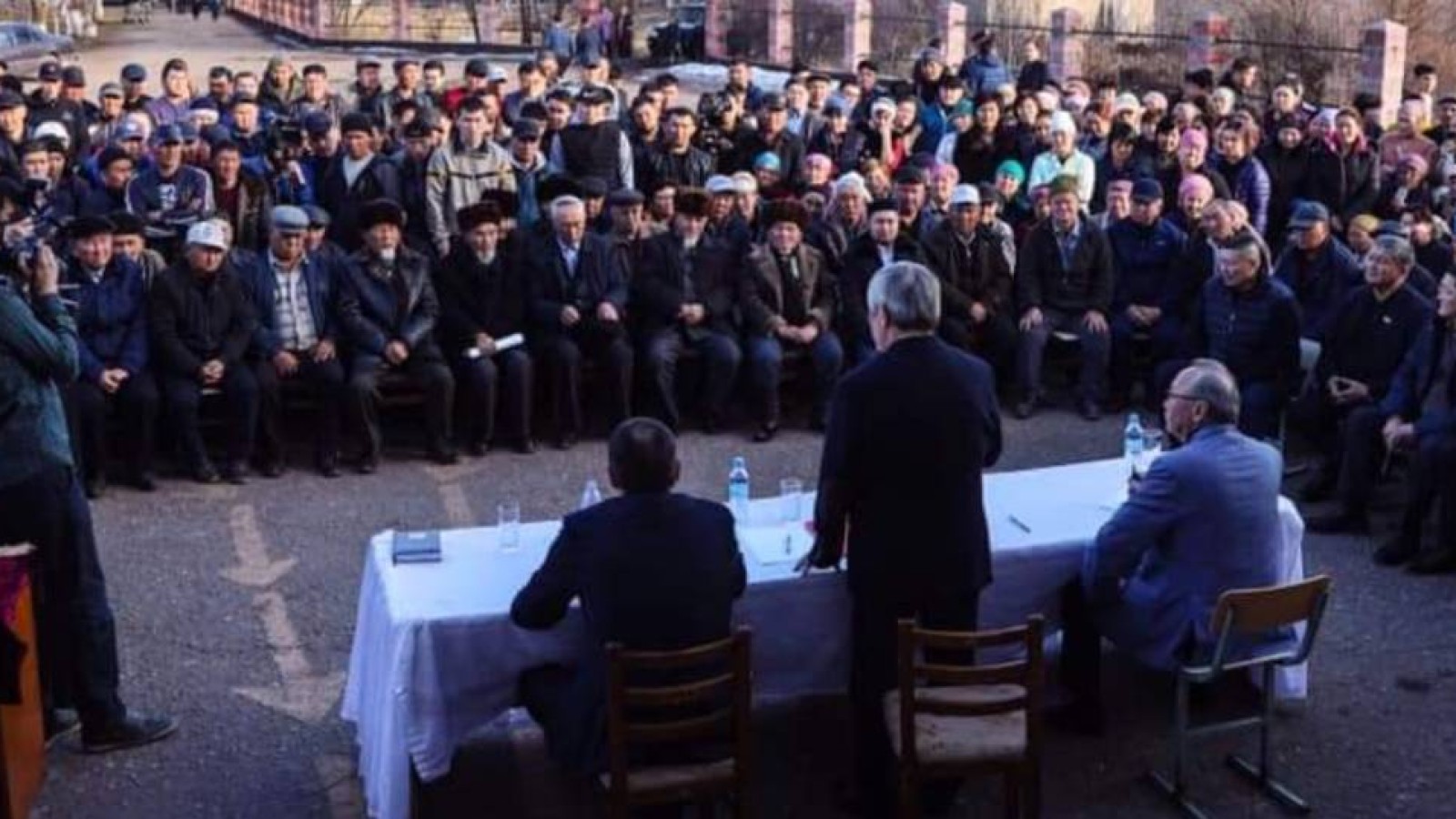 «Қалай тыныш ұйықтауға болады?»: Шешімін таппаған дүнген мәселесіне ел алаң.