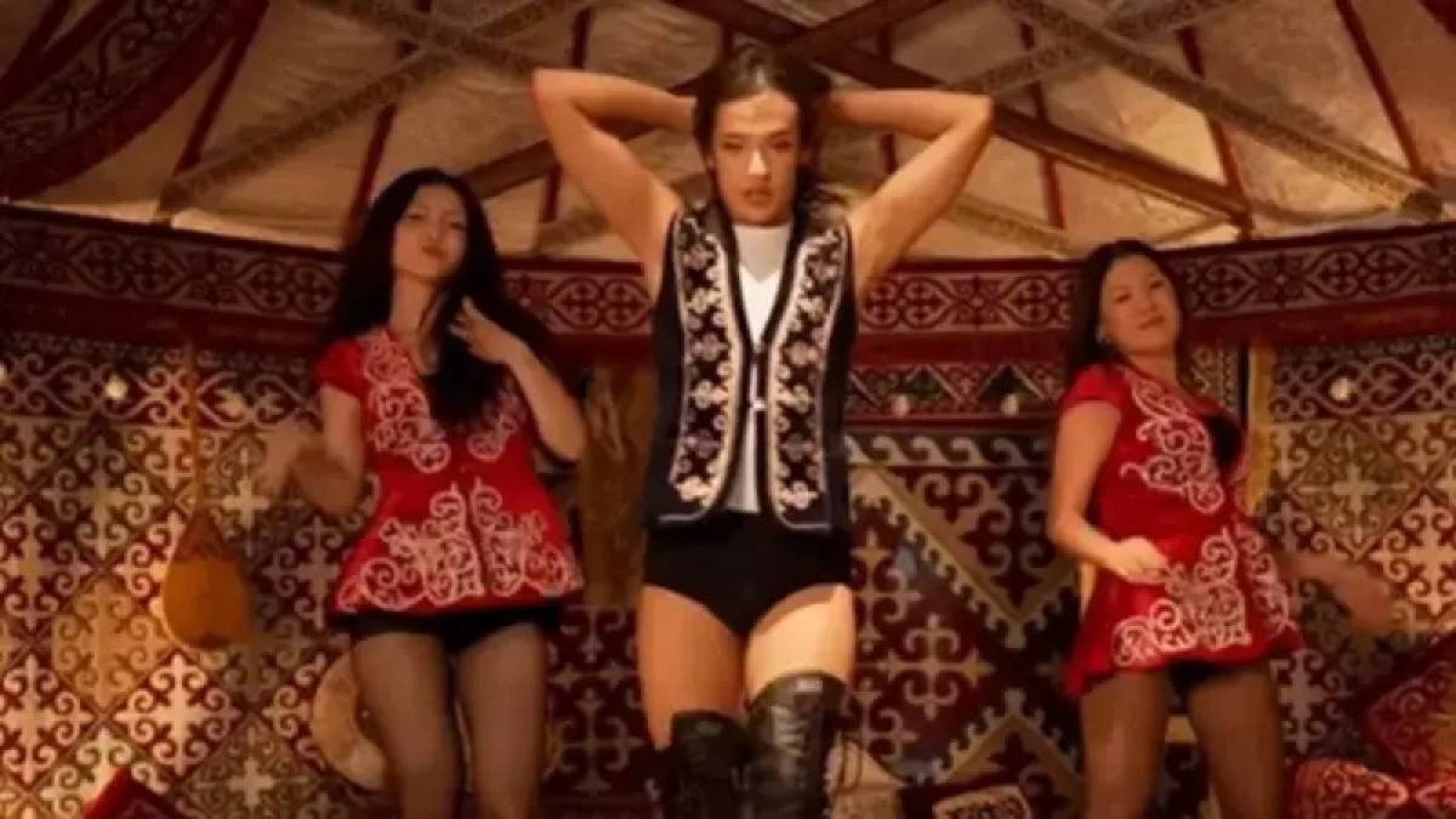 Ұлттық киім киіп, биік өкшемен киіз үйде билеген адамдарға қылмыстық іс қозғалды.