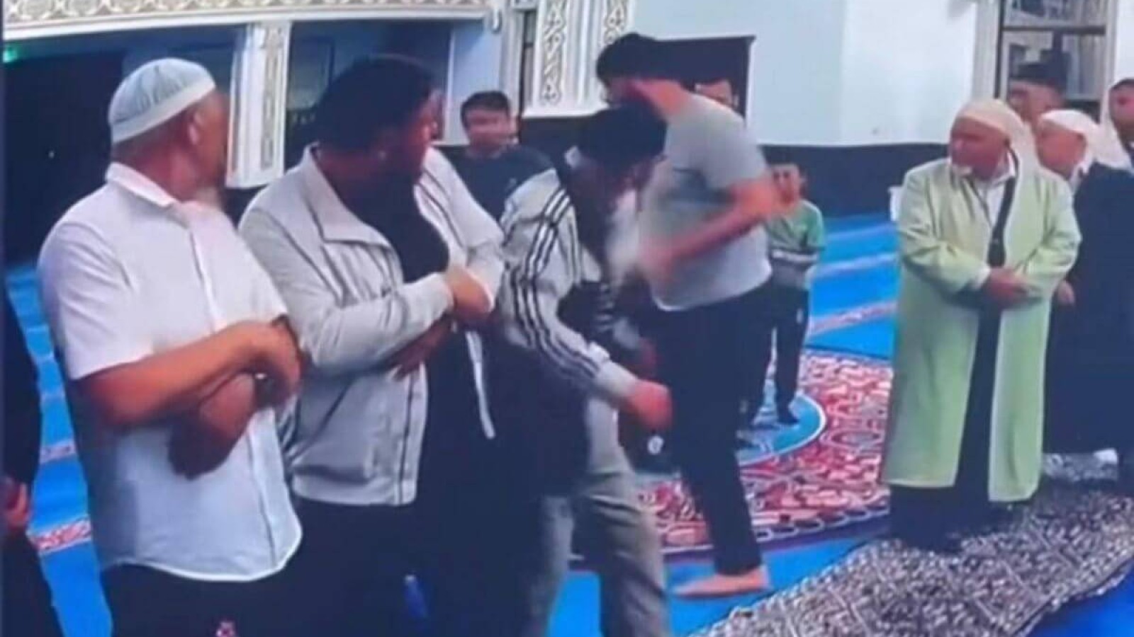 Өзге мәзһабта намаз оқыған, мешіт ережесін өрескел бұзған.