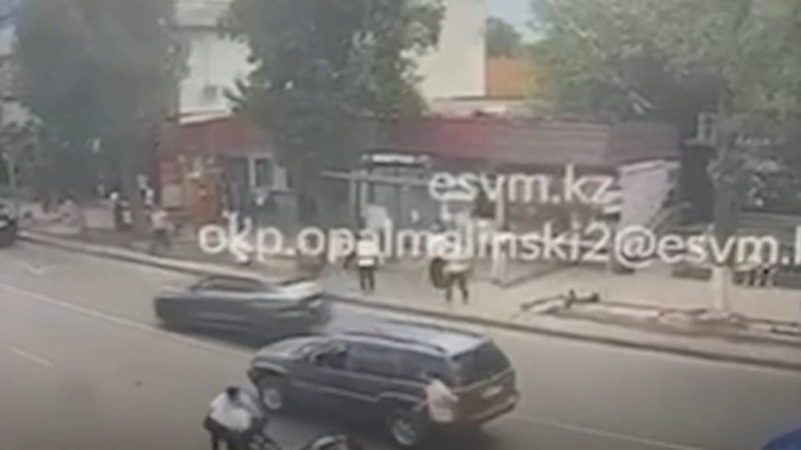 Алматыда мопед ұрлаған күдікті қашу кезінде полицейді бірнеше метрге сүйреп әкетті (Видео).