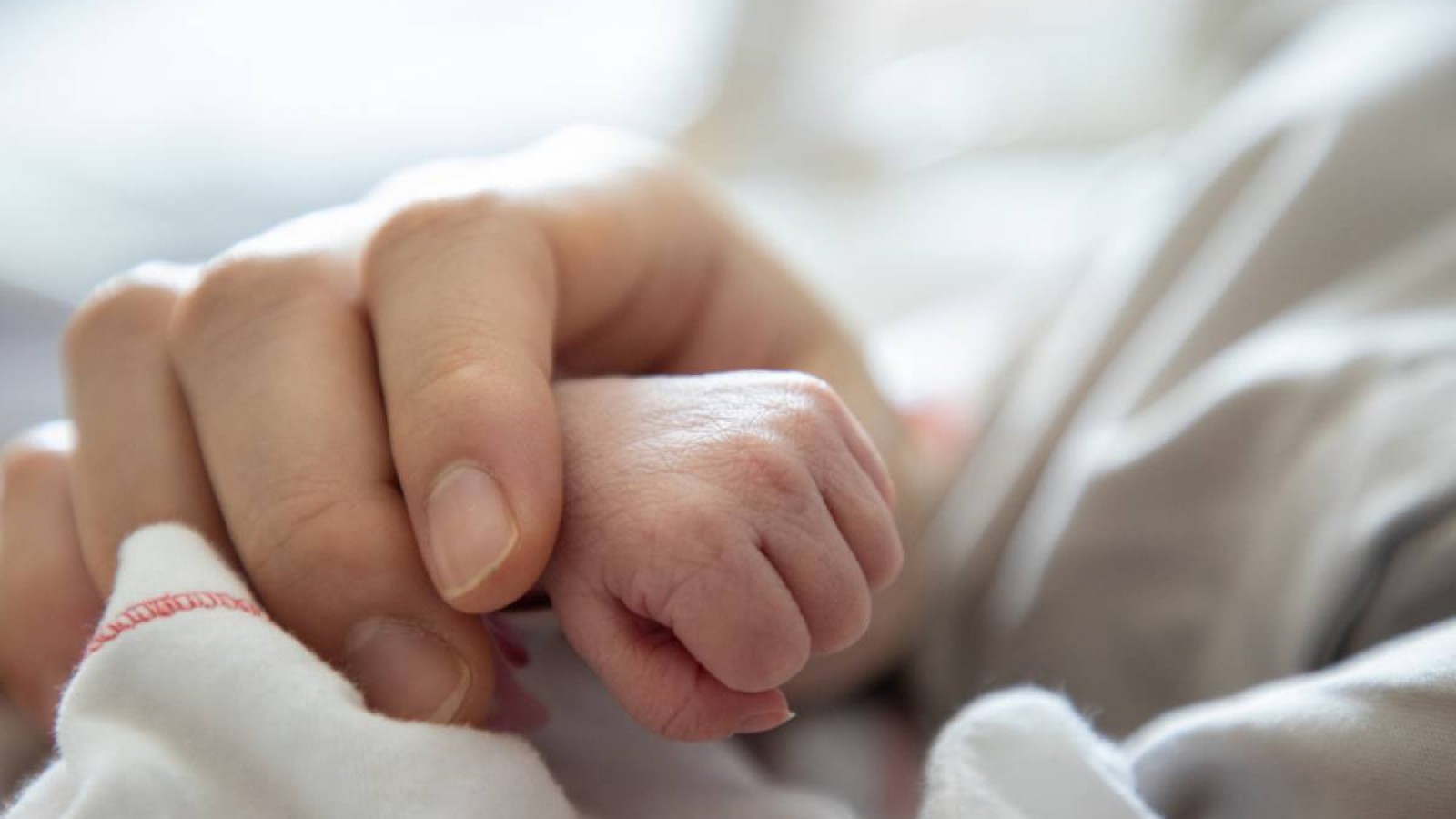 Қарағандыда жүкті әйел автобус аялдамасында босанды.