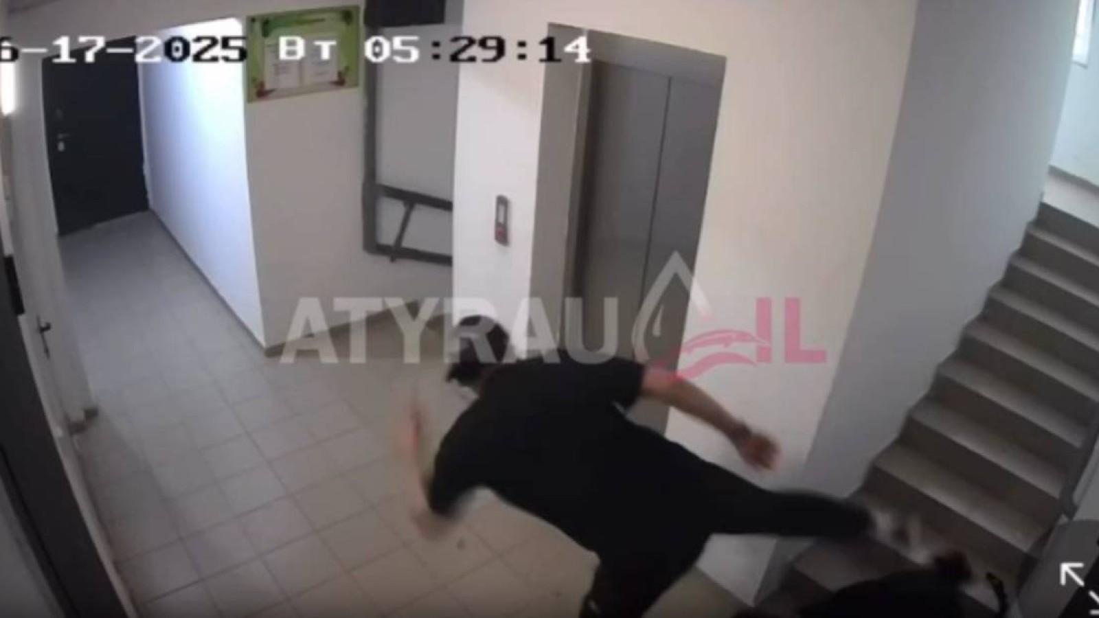 Атырауда ер адам никаб киген әйелді ұрып-соқты.