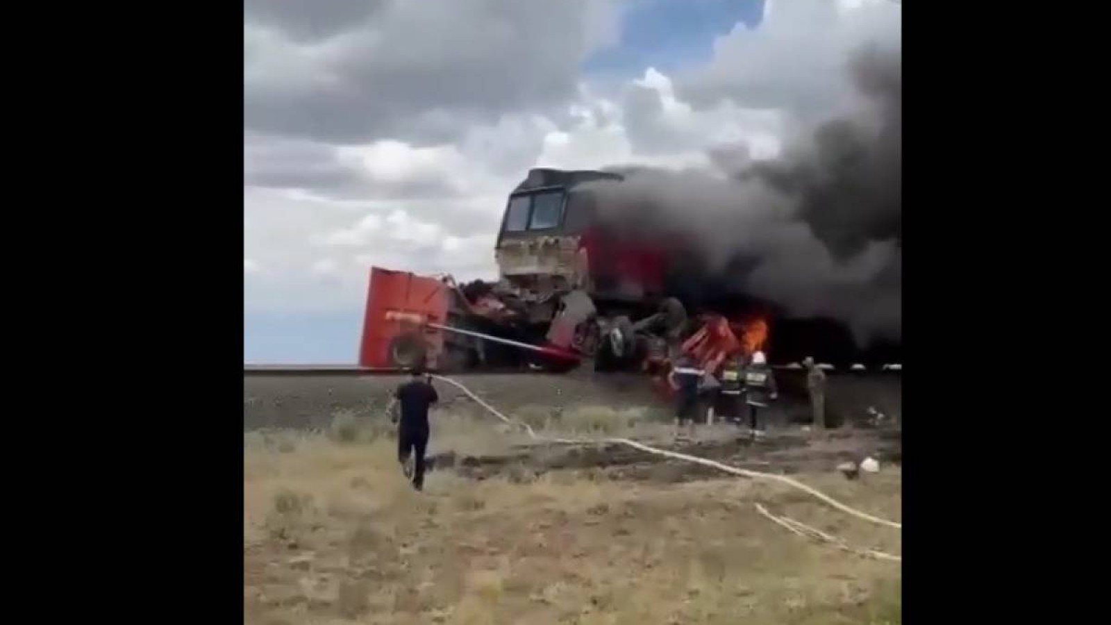Батыс Қазақстан облысында жүк көлігі тепловозбен соқтығысты (Видео).