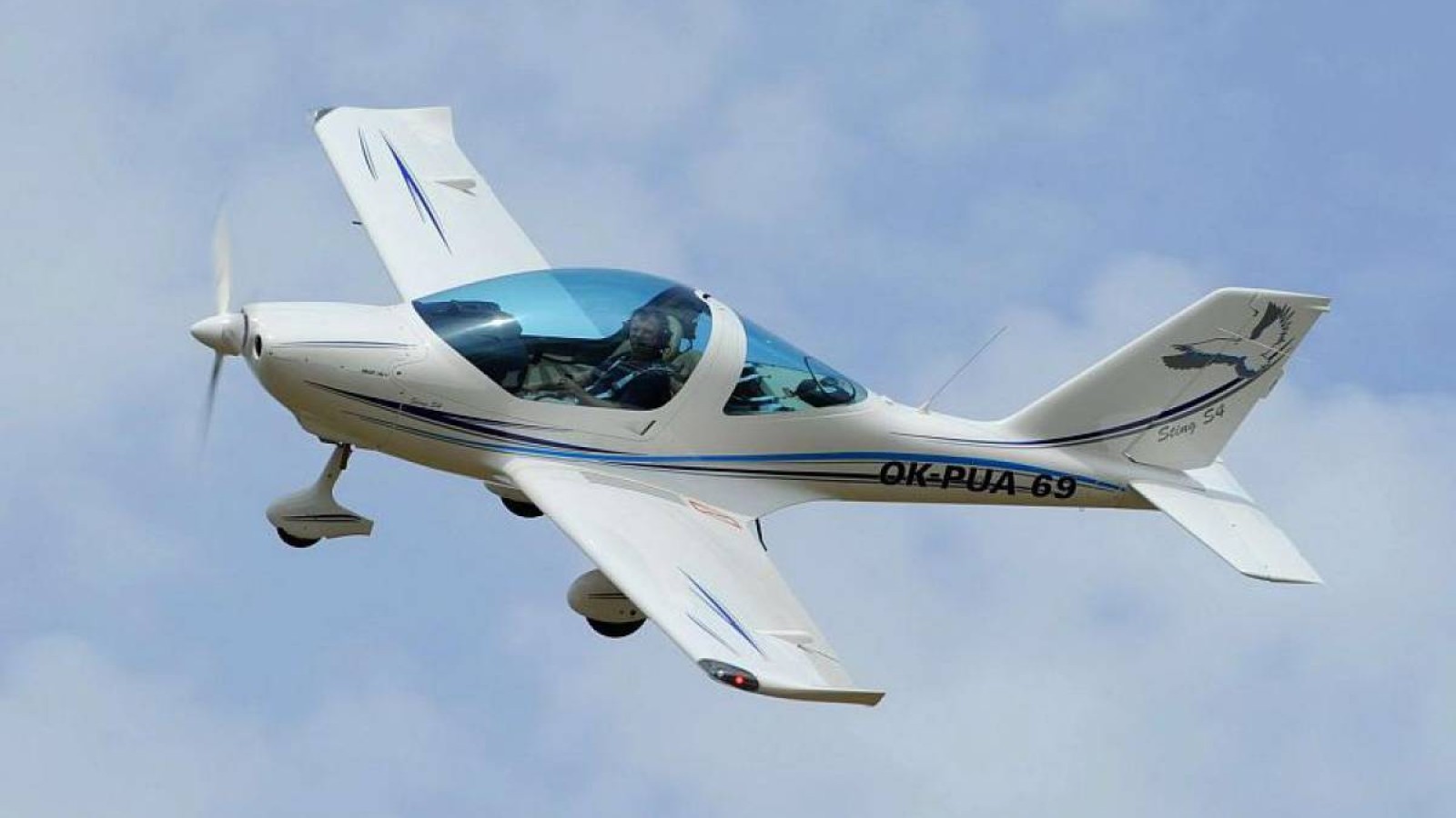 Астанада шағын ұшақ апатқа үшырап, екі адам қаза тапты.