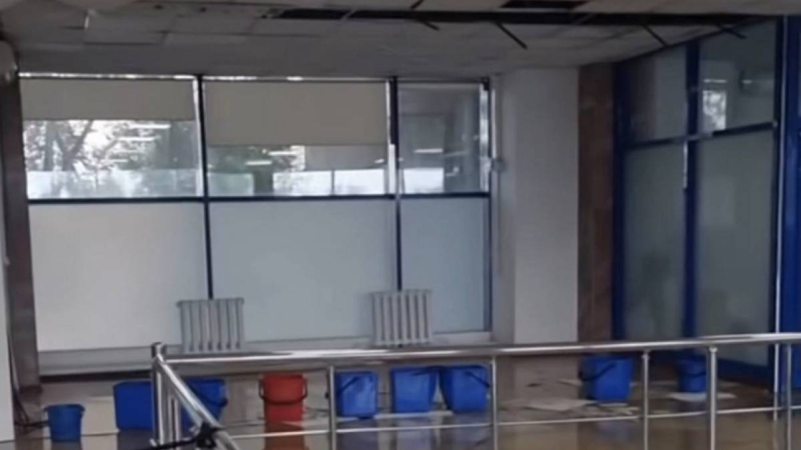 Атырау әуежайы нөсер жауын астында қалды.