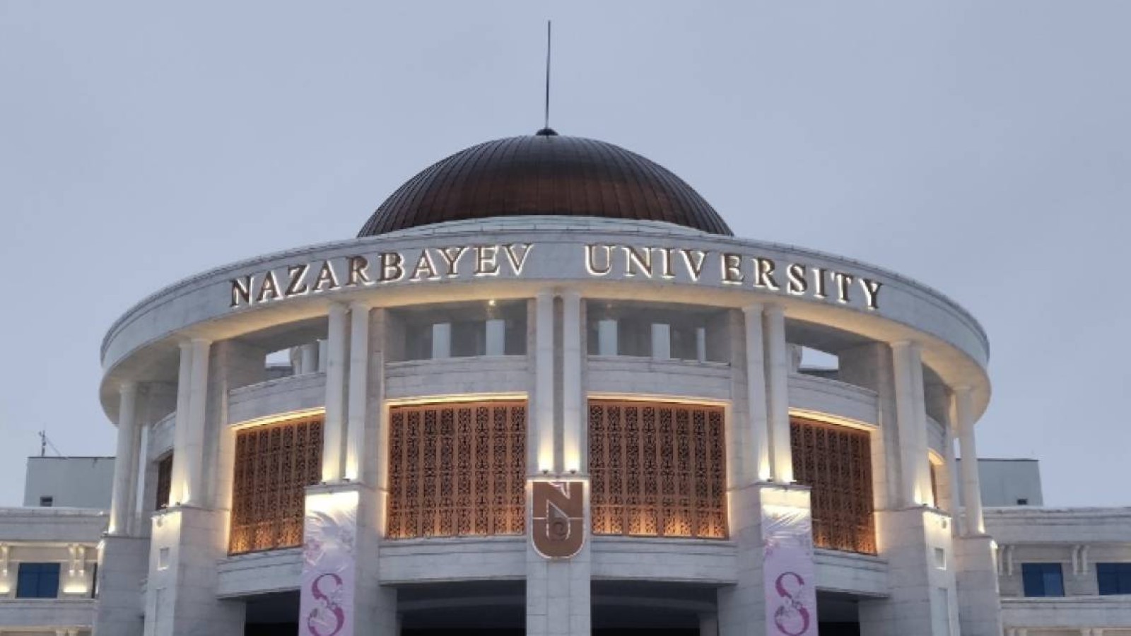 Назарбаев университетінің жатақханасында студент қыз көз жұмды.