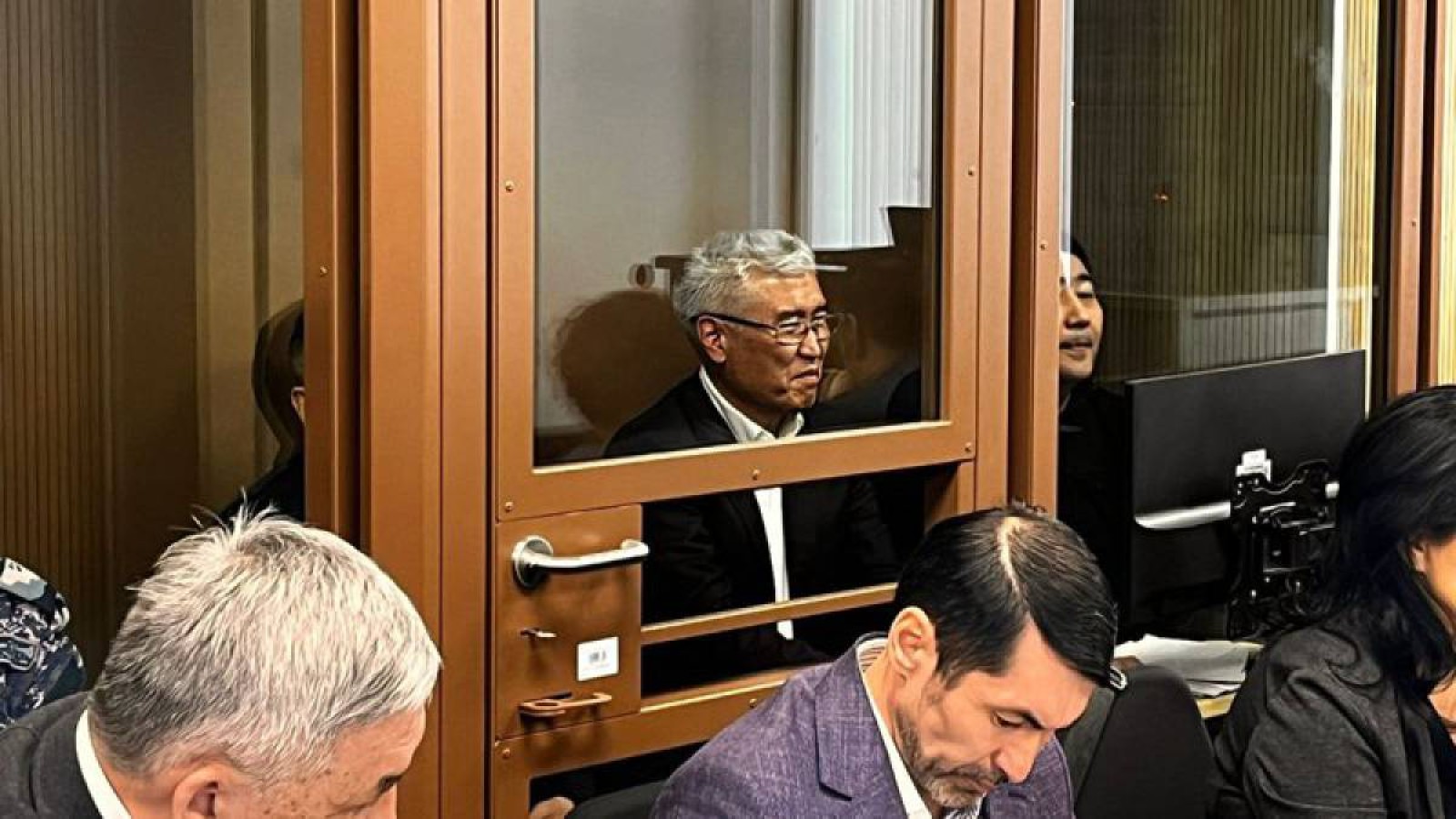 “Дипломат” қонақүйі үшін пара бермек болған Арыстанбек Мұхамедиұлы сотталды.