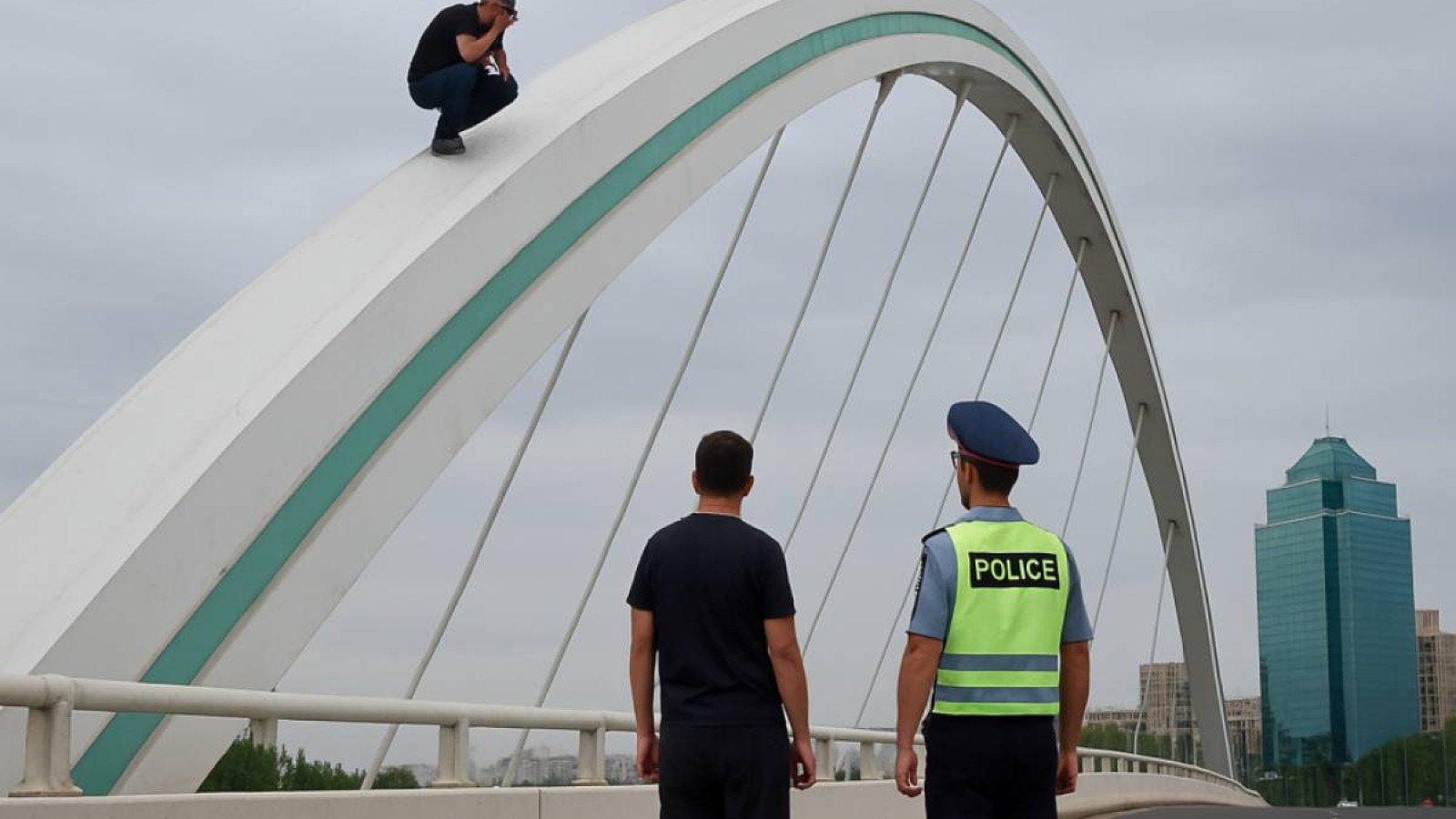 Астанада алимент төлей алмаған азамат көпірден секіремек болды.