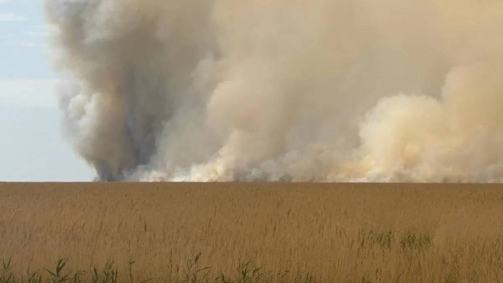 Атырауды қою түтін басты.