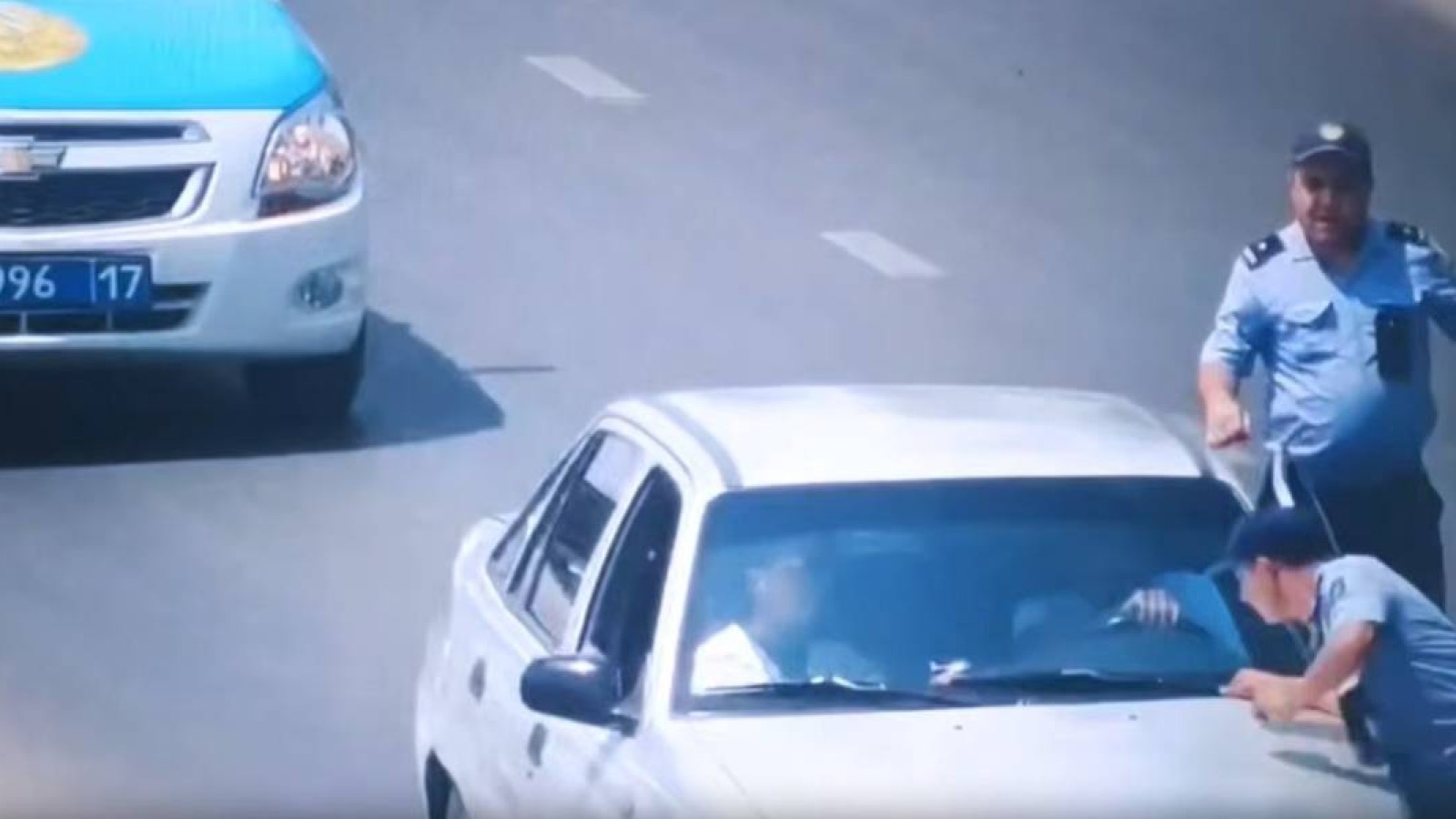 Шымкентте полицей жүріп бара жатқан көлікке секіріп мінген (ВИДЕО).