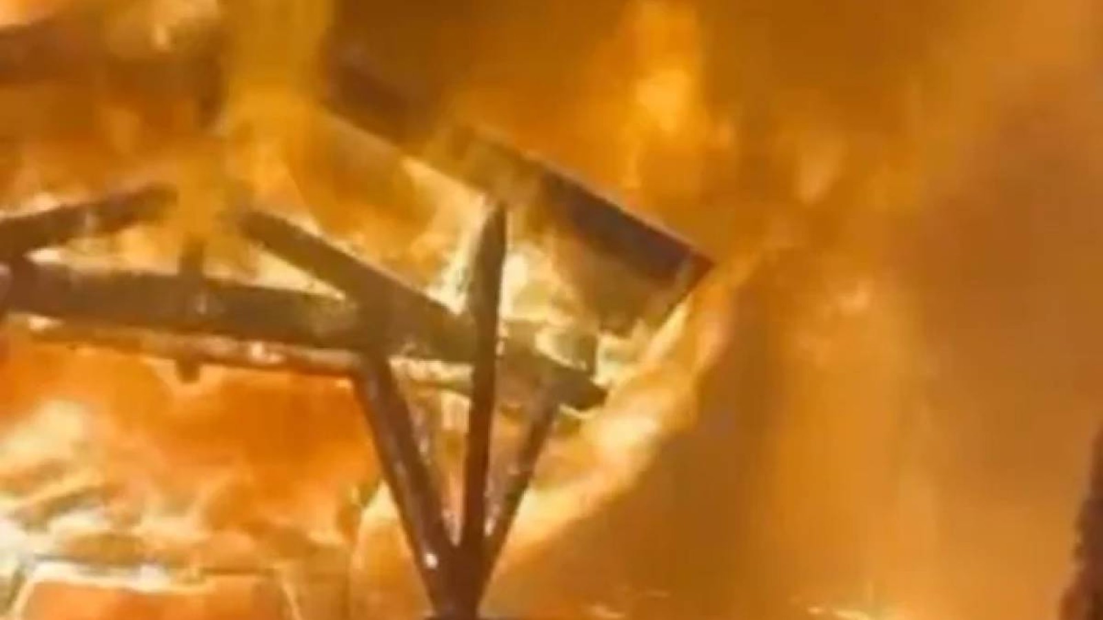 Алматыда екі қабатты коттедж өртенді.