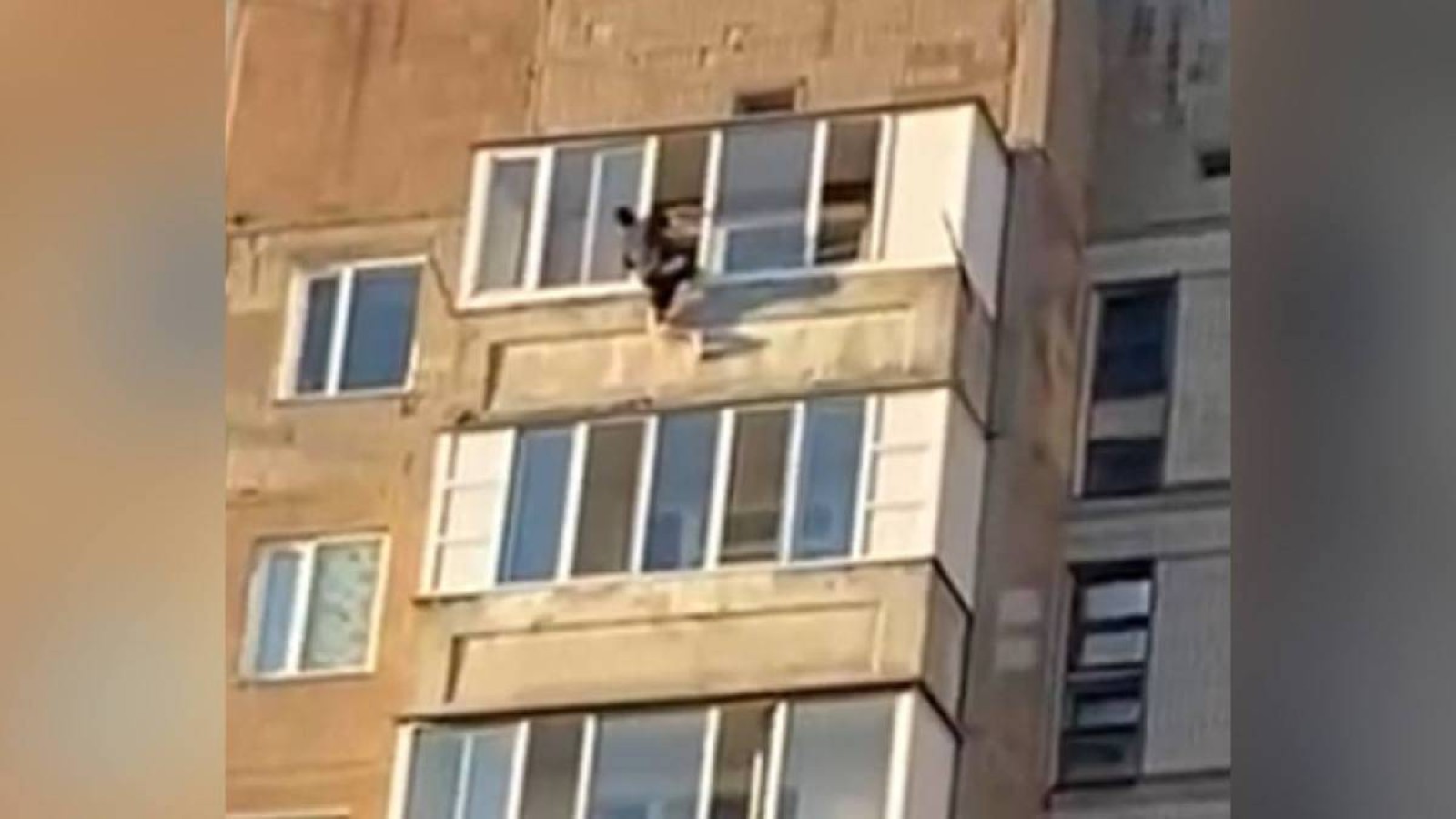 Қарағандыда ер адам суицид жасамақ болды.