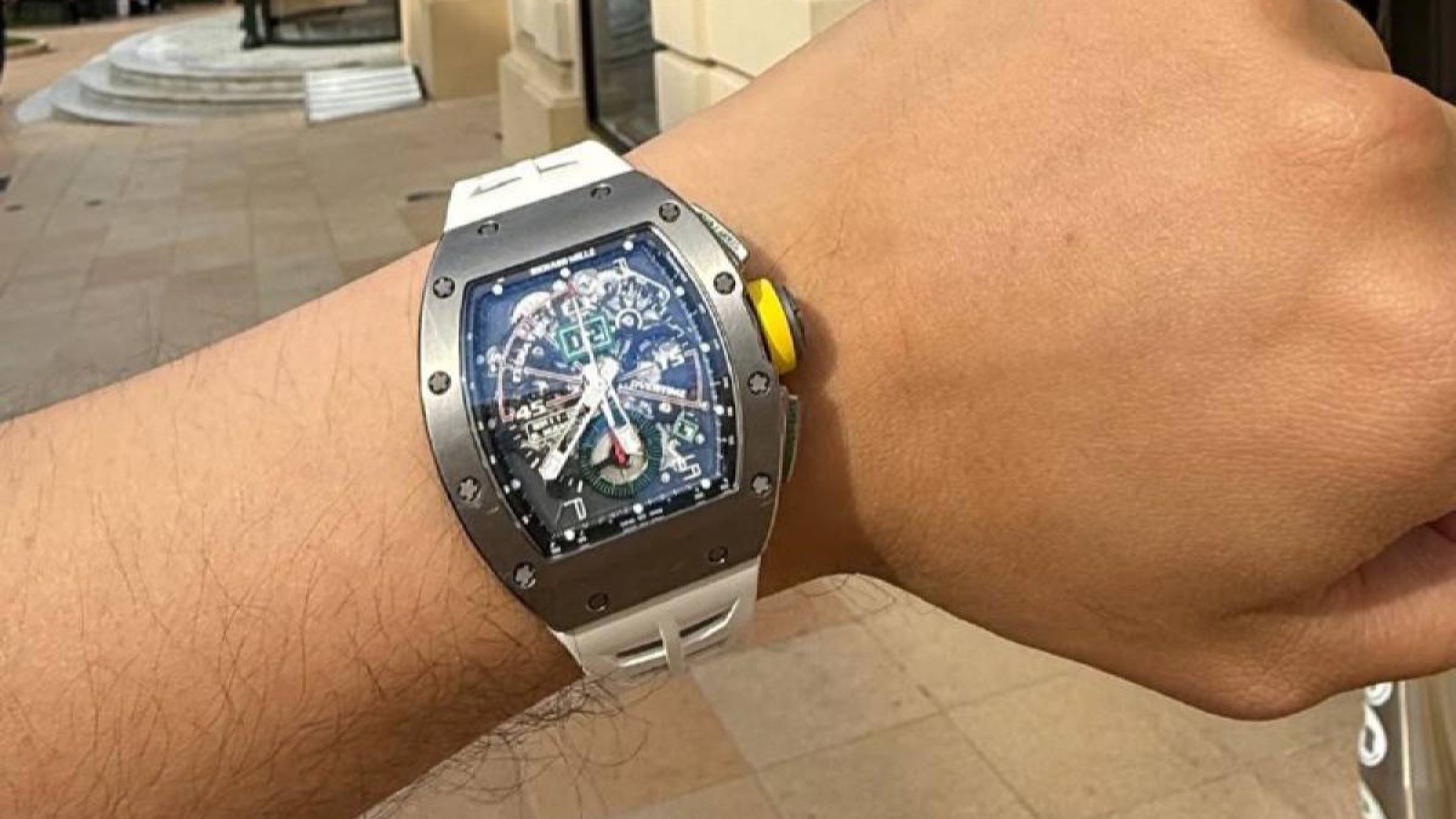 Бейбіт Әлібековтің 270 млн теңге тұратын сағатын ұрлап кетті.