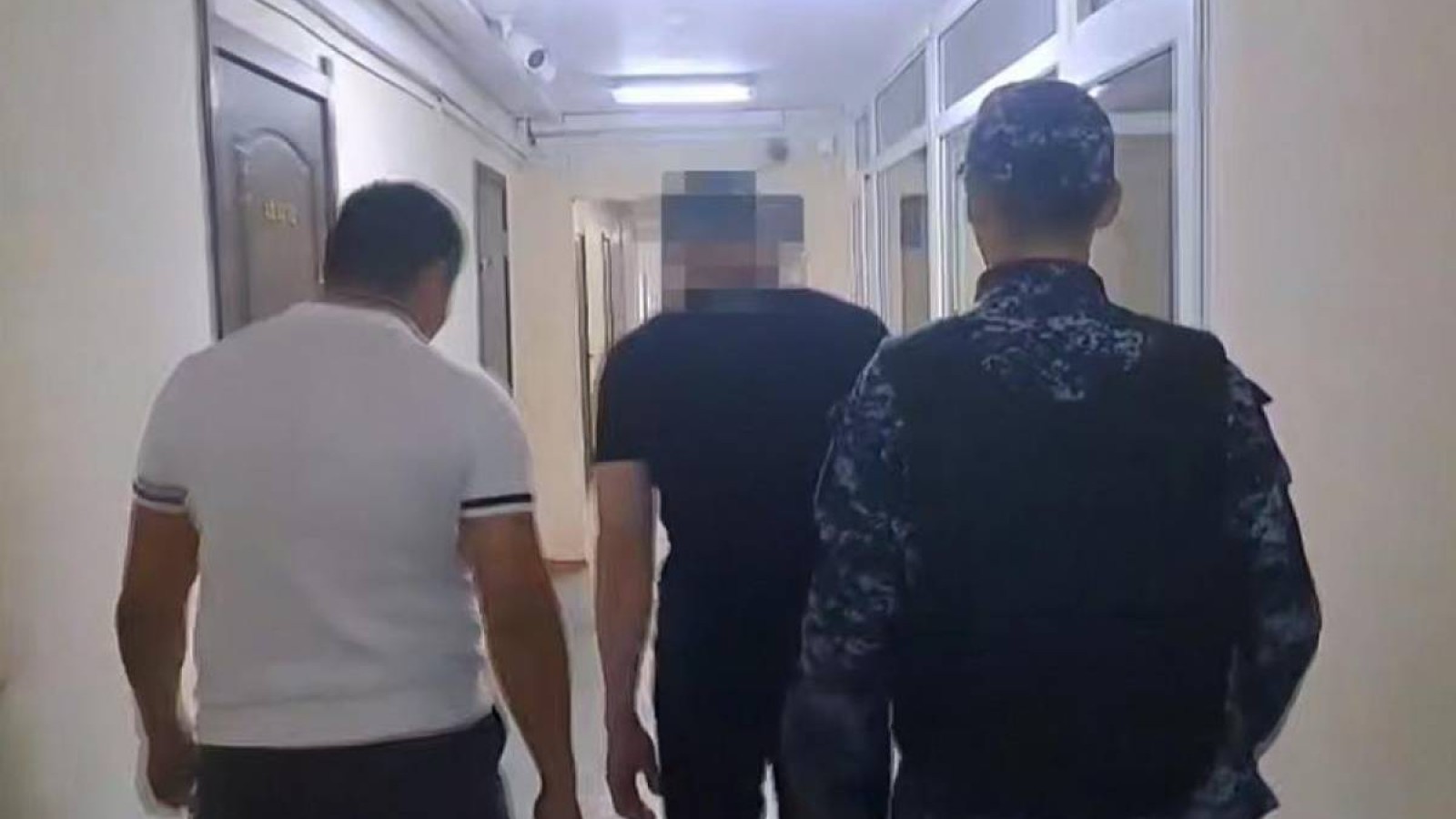 Қарағанды облысында екі медицина қызметкерін соққыға жыққан күдікті ұсталды.