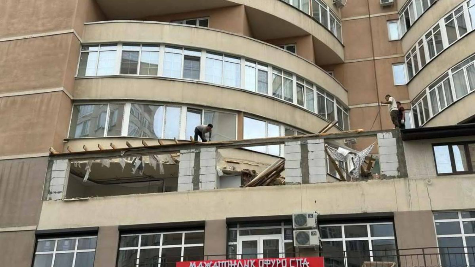 Алматыда рұқсатсыз салынған қосымша құрылыс сот шешімімен сүрілуде.