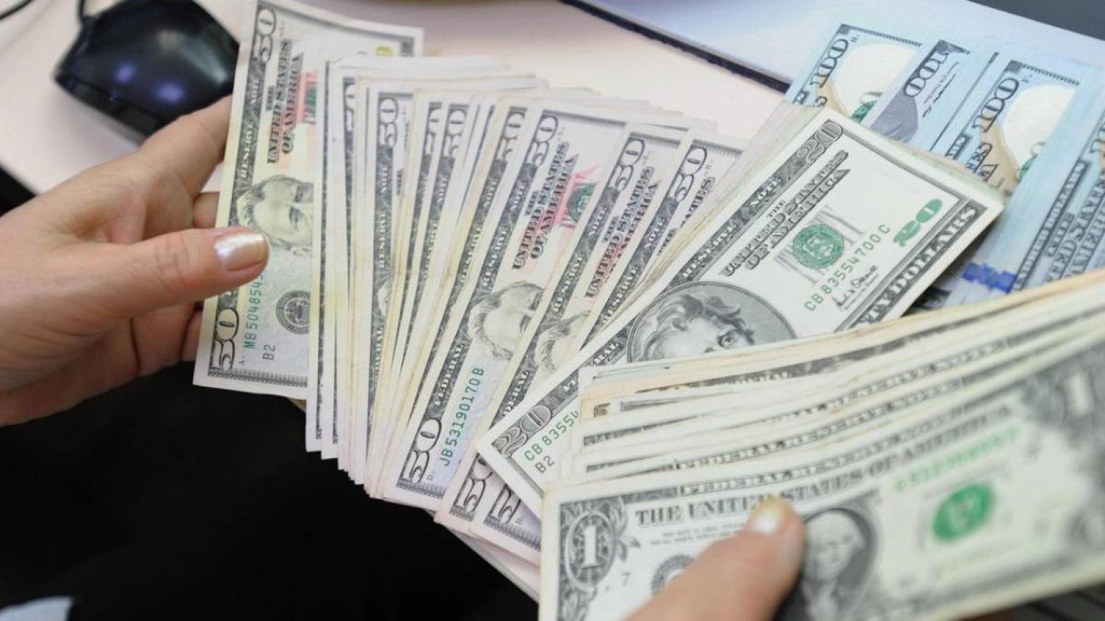 Алматыда әкімнің орынбасары пара алу фактісі бойынша күдікке ілінді.