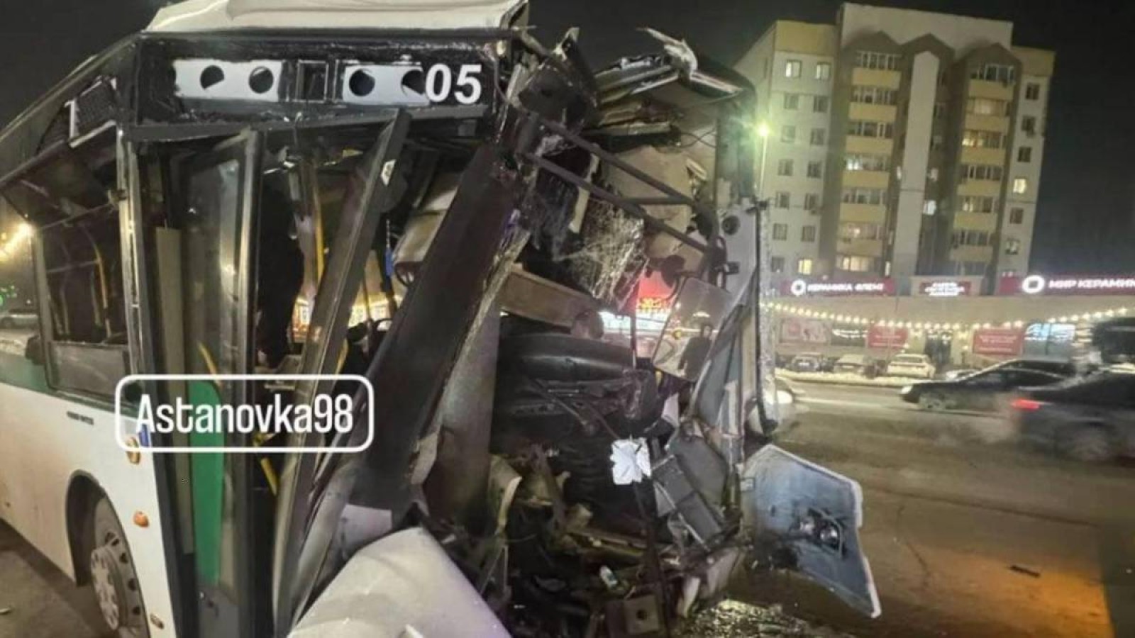 Астанада автобус бағанаға соғылды: зардап шеккендердің біріне шұғыл ота жасалды.