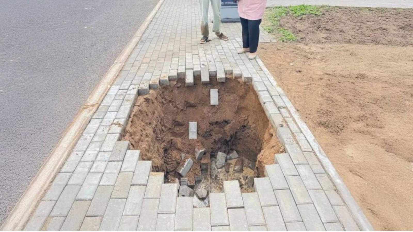 Астананың қақ ортасында тратуар опырылып, бір қыз жазым бола жаздады.