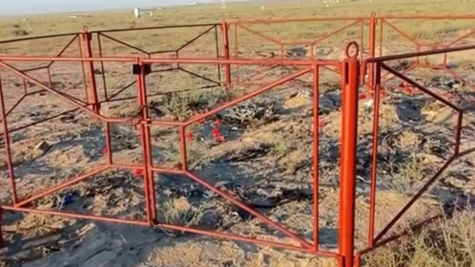 Ақтауда Azerbaijan Airlines ұшағы апатқа ұшыраған орнынға мемориал орнатылды.