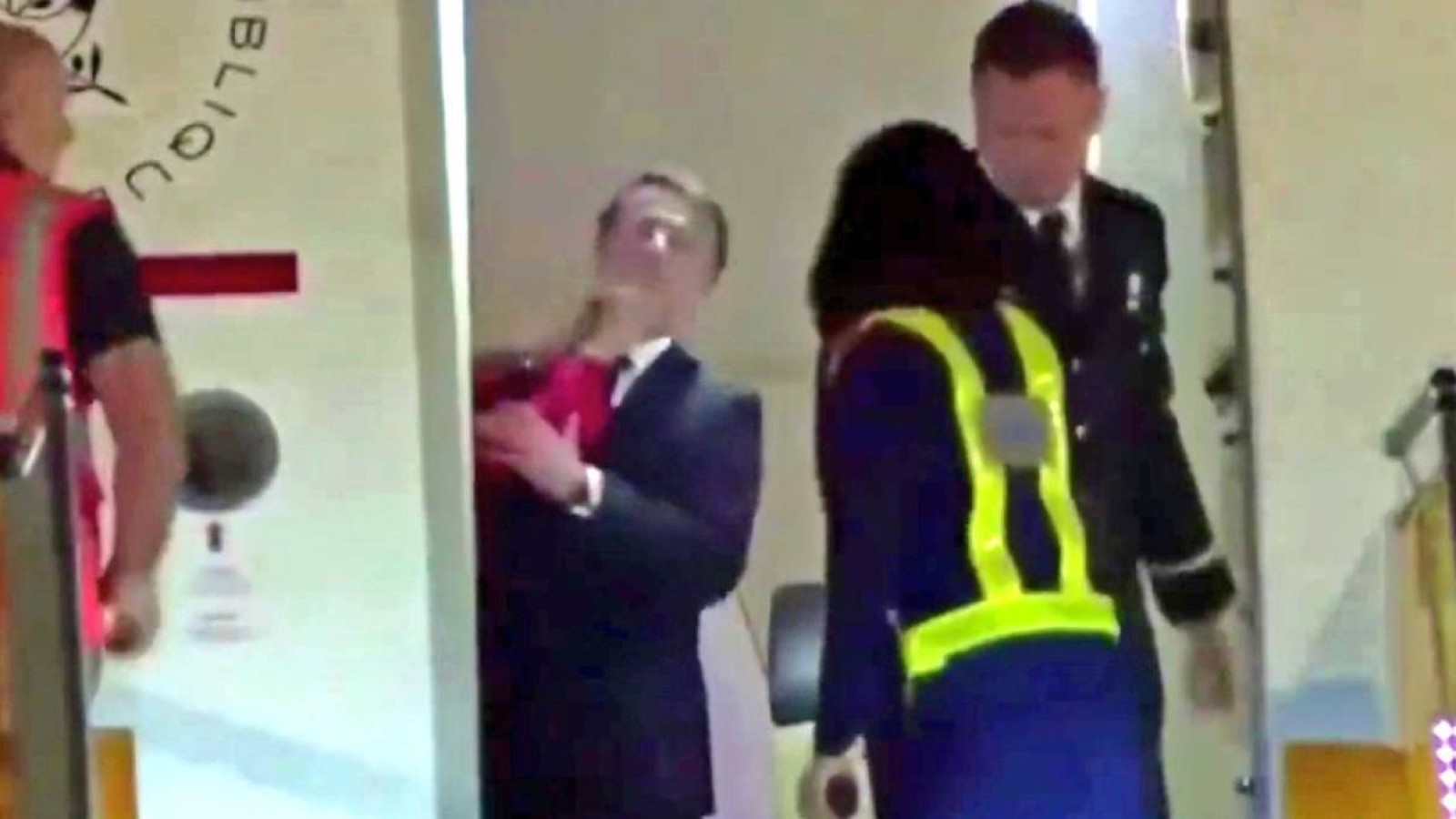 Эммануэль Макрон ыңғайсыз жағдайға қалды.