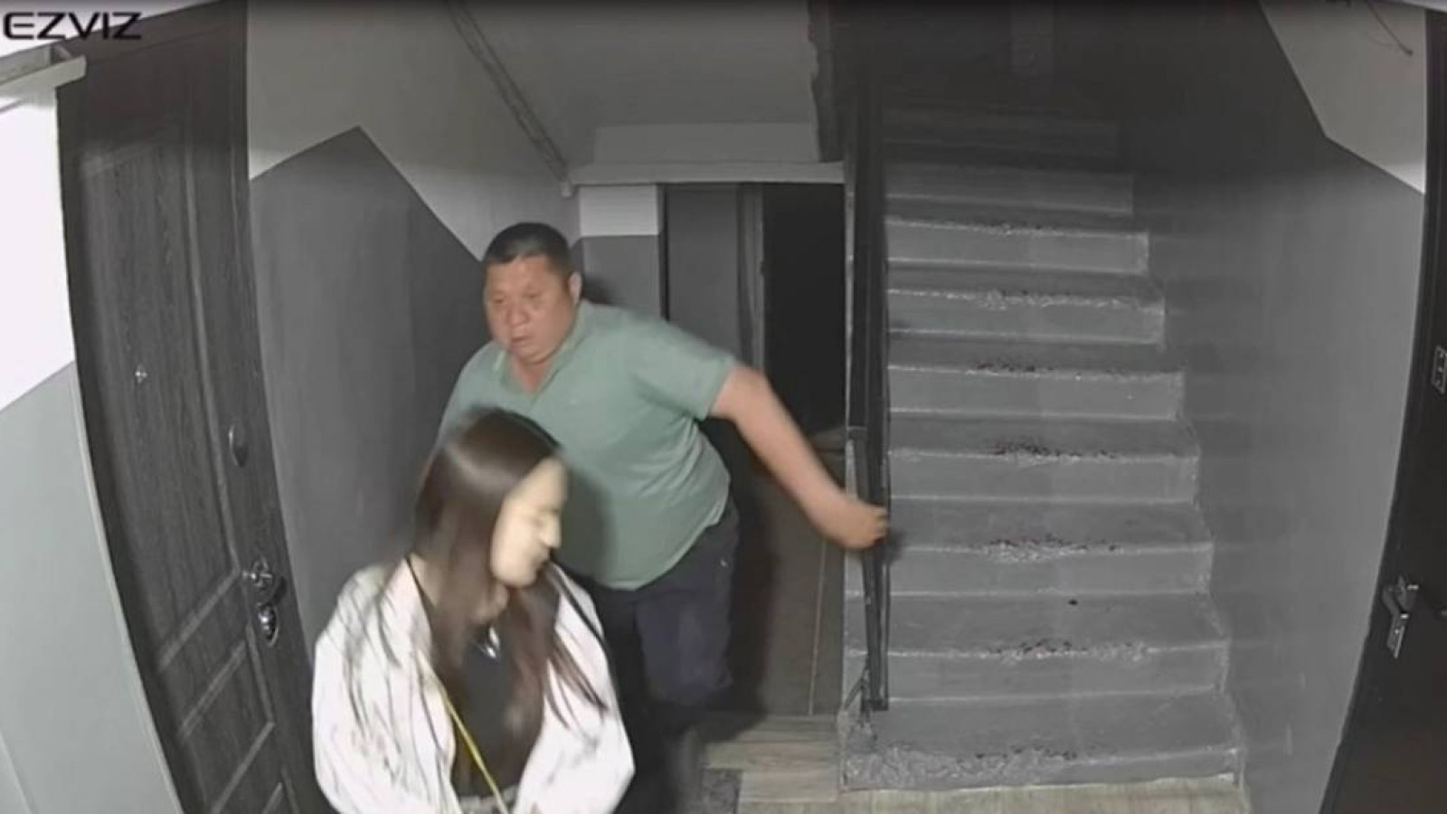 Сәтпаевта ер адам подъезде қызға шабуыл жасады (Видео).