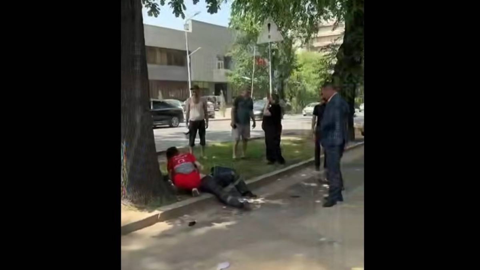 Алматыдағы «Жастар» тұрғын үй кешенінде екі электрик тоққа түсіп қалды.