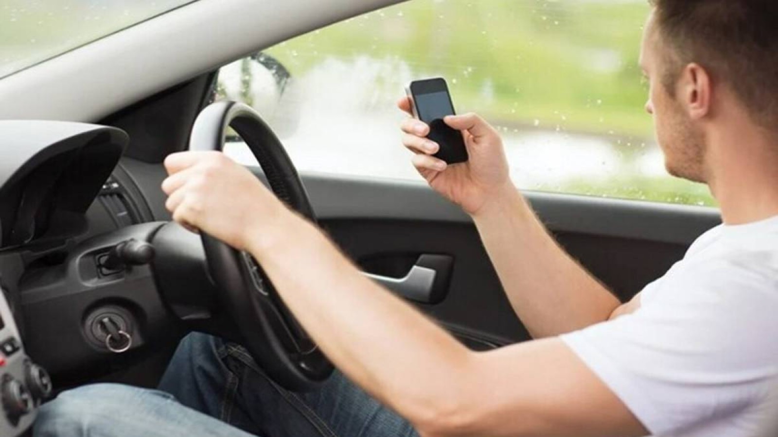 Көлікте телефонмен сөйлесу күнә — Діни басқарма.
