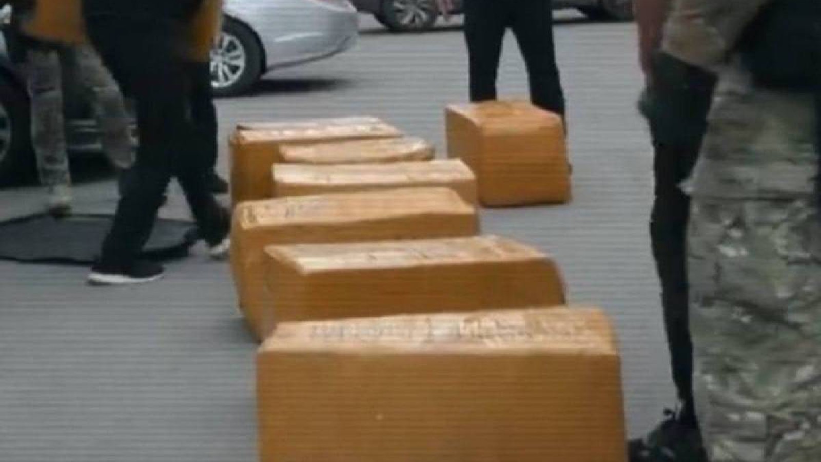 Астанада екі ер адамнан 270 келіден астам есірткі мен тапанша тәркіленді.