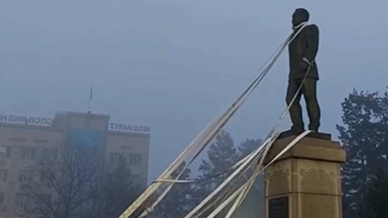 Назарбаев ескерткішін құлатқан адамды азаптаған полицейлер істі болды.