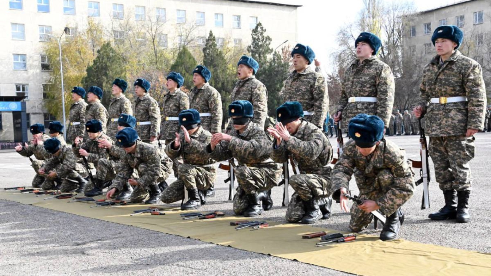 Әскерге шақырылғандарды неліктен көшеден ұстап әкетіп жатыр?.
