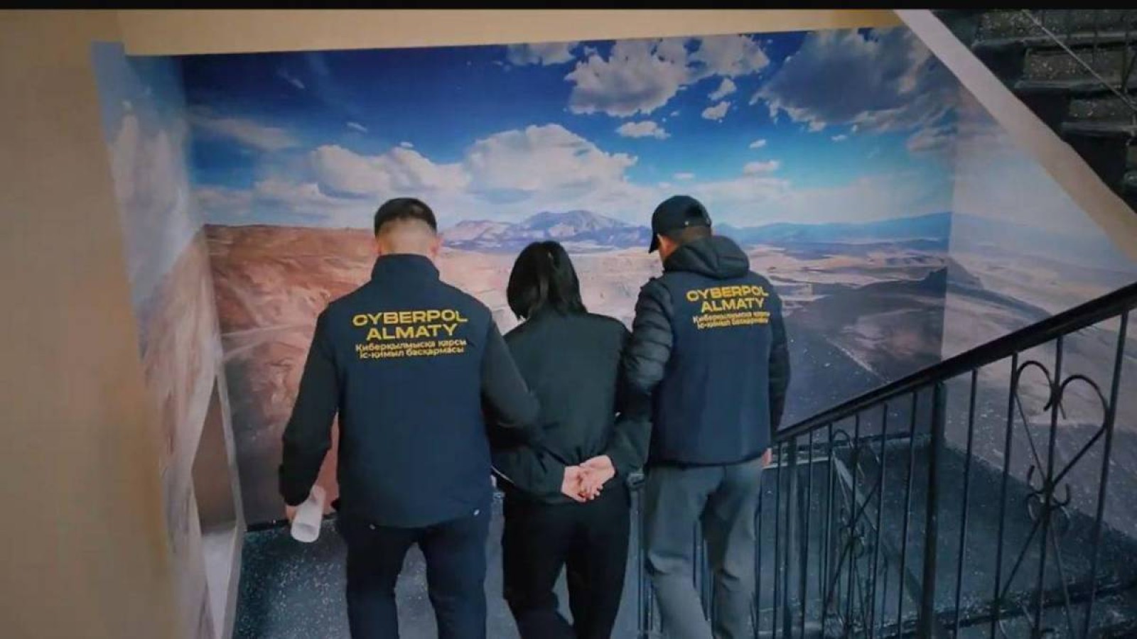 Азаматтардың атына заңсыз несие рәсімдеген күдікті ұсталды.