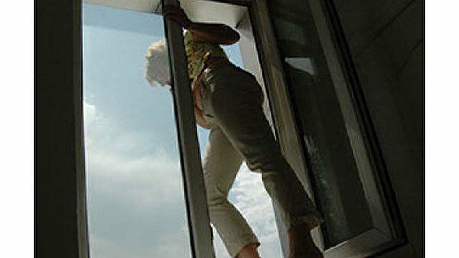 Үш баласымен 9 қабаттан секірген әйелдің өліміне жанжал себеп болған.