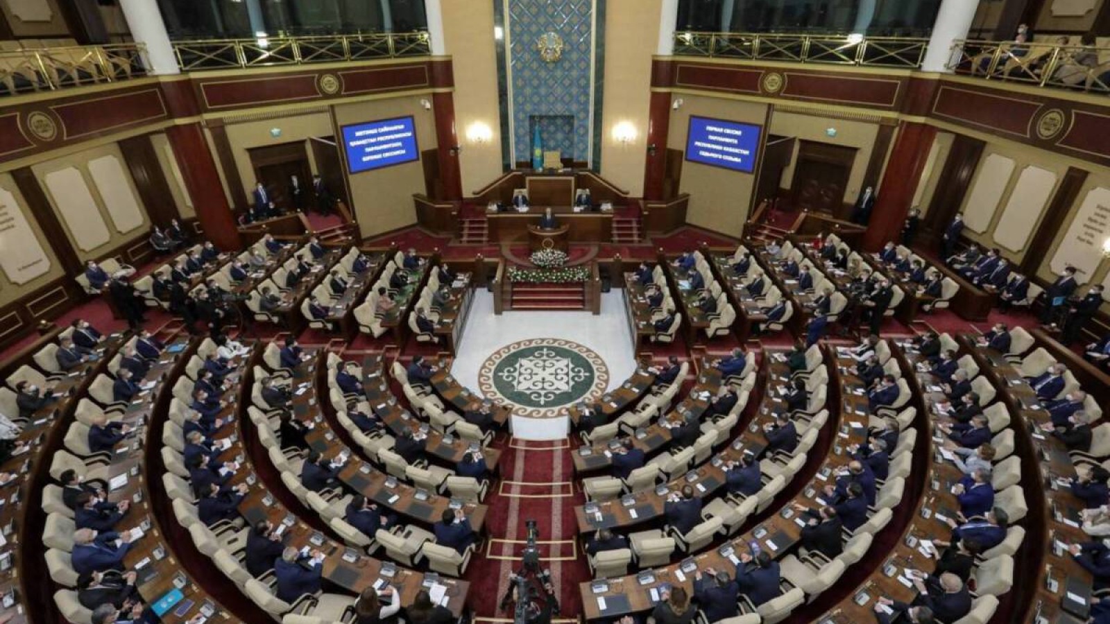 Парламент депутаттары демалысқа шықты.