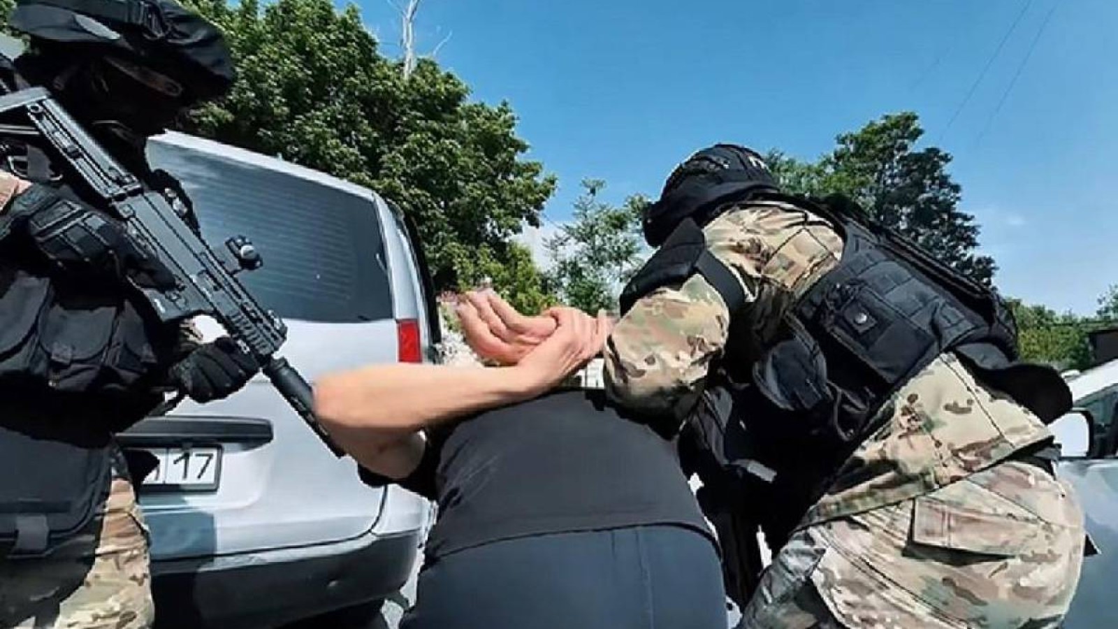 Шымкентте мұғалімнен 1,2 миллион теңге бопсалады деген күдікпен блогер ұсталды.