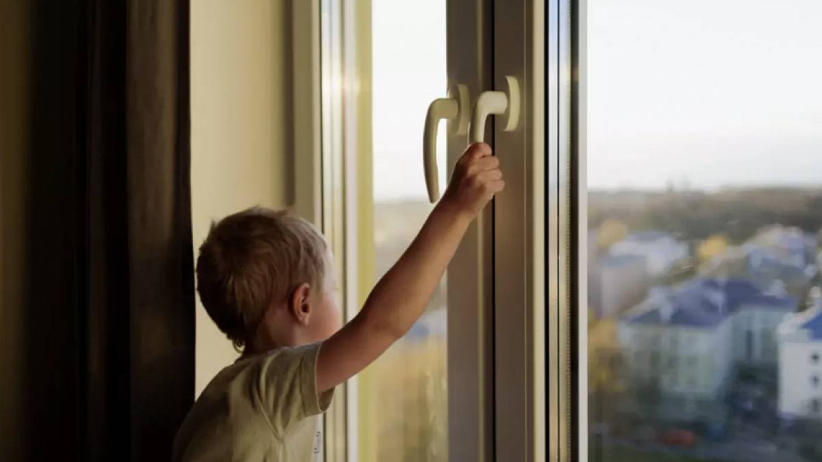 Ақтөбеде бесінші қабаттан құлаған бала тірі қалды.