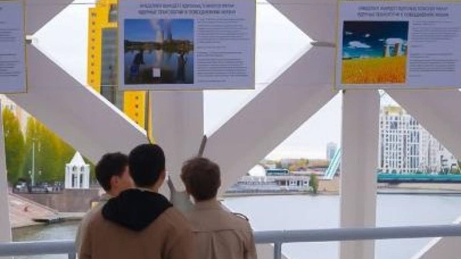 Астанада Атом саласы қызметкерлері күніне арналған фотокөрме ашылды.