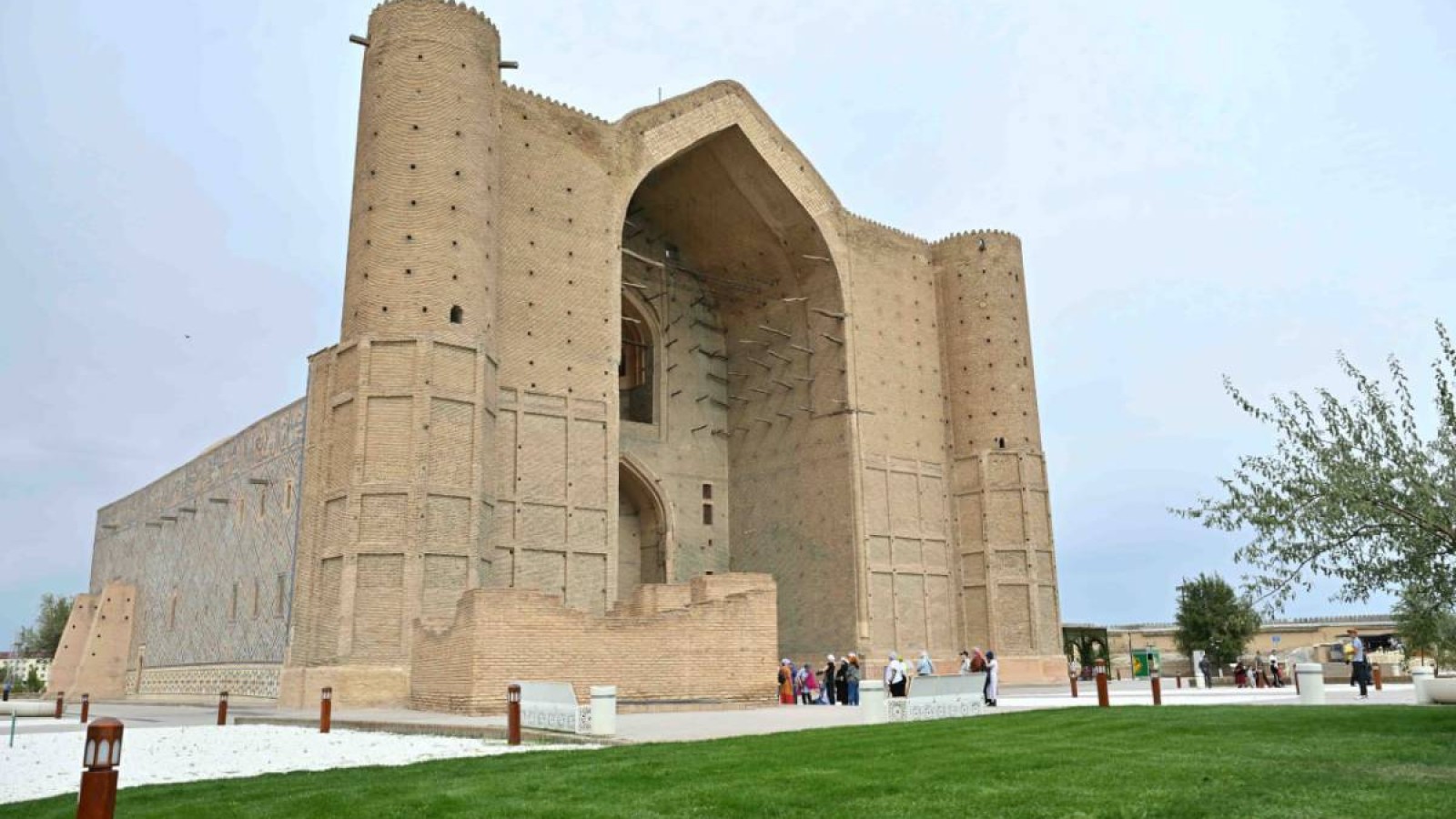 Түркістанға барған Тоқаев Қожа Ахмет Ясауи кесенесіне зиярат етті.