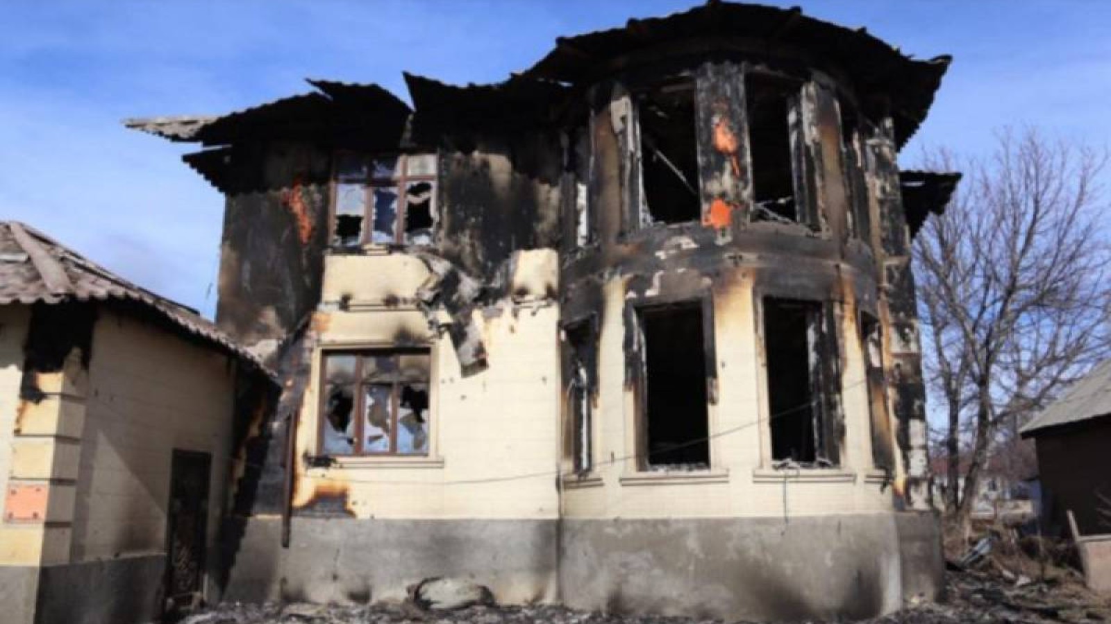 Сапарбаев экс-министрді Мәдениет үйіне кіргізбеді.