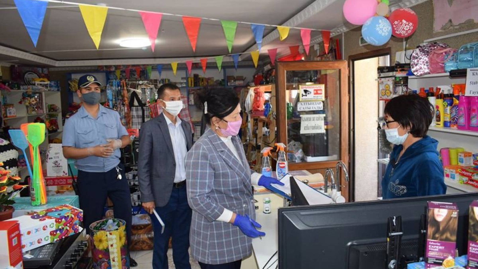 Рейд жасаушылар кәсіпкерлерді бопсалап, арандатуға барады.