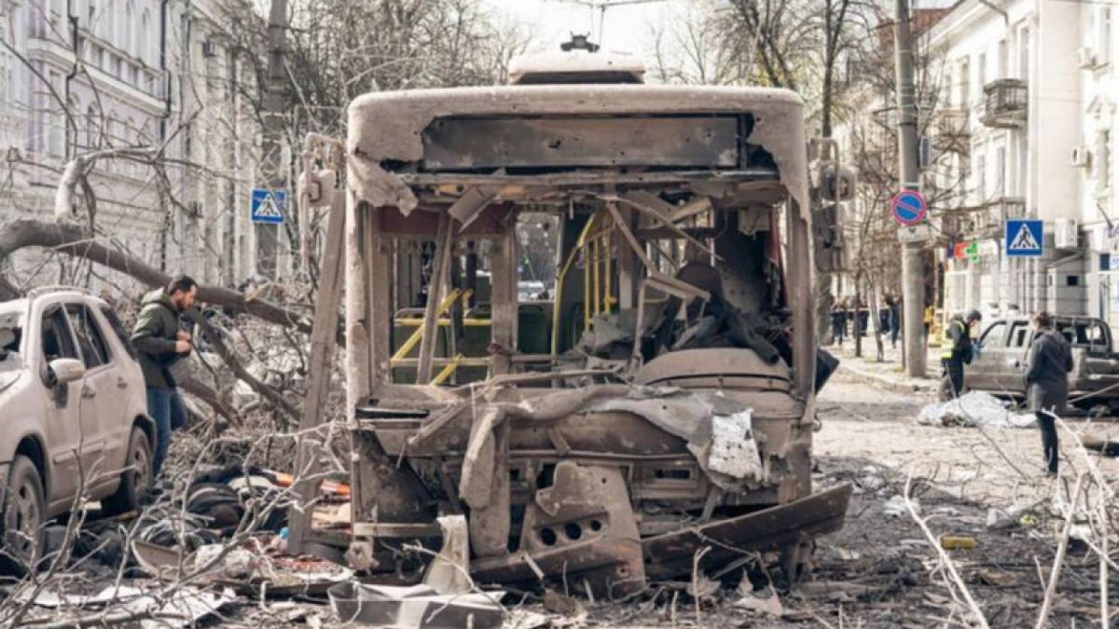 Сум қаласын атқылағанда украиналық әскери қызметкерлерді марапаттап жатқан.