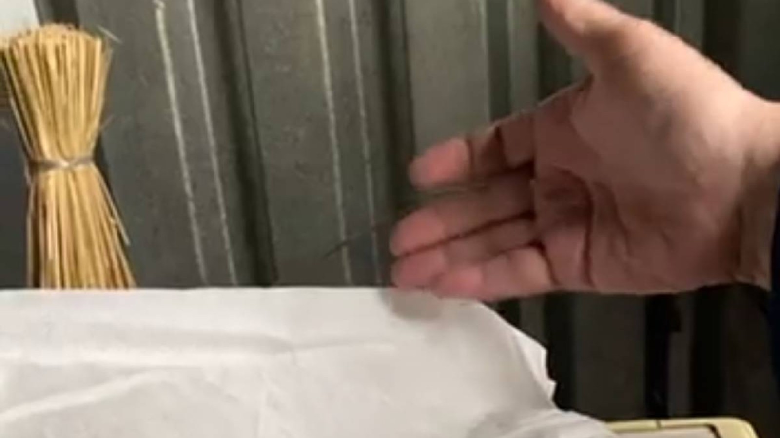 «90 млн теңгенің сұрауы бар ма?»: Алматылық эпидемиологтарға құрылысшылардың киімі алынған.