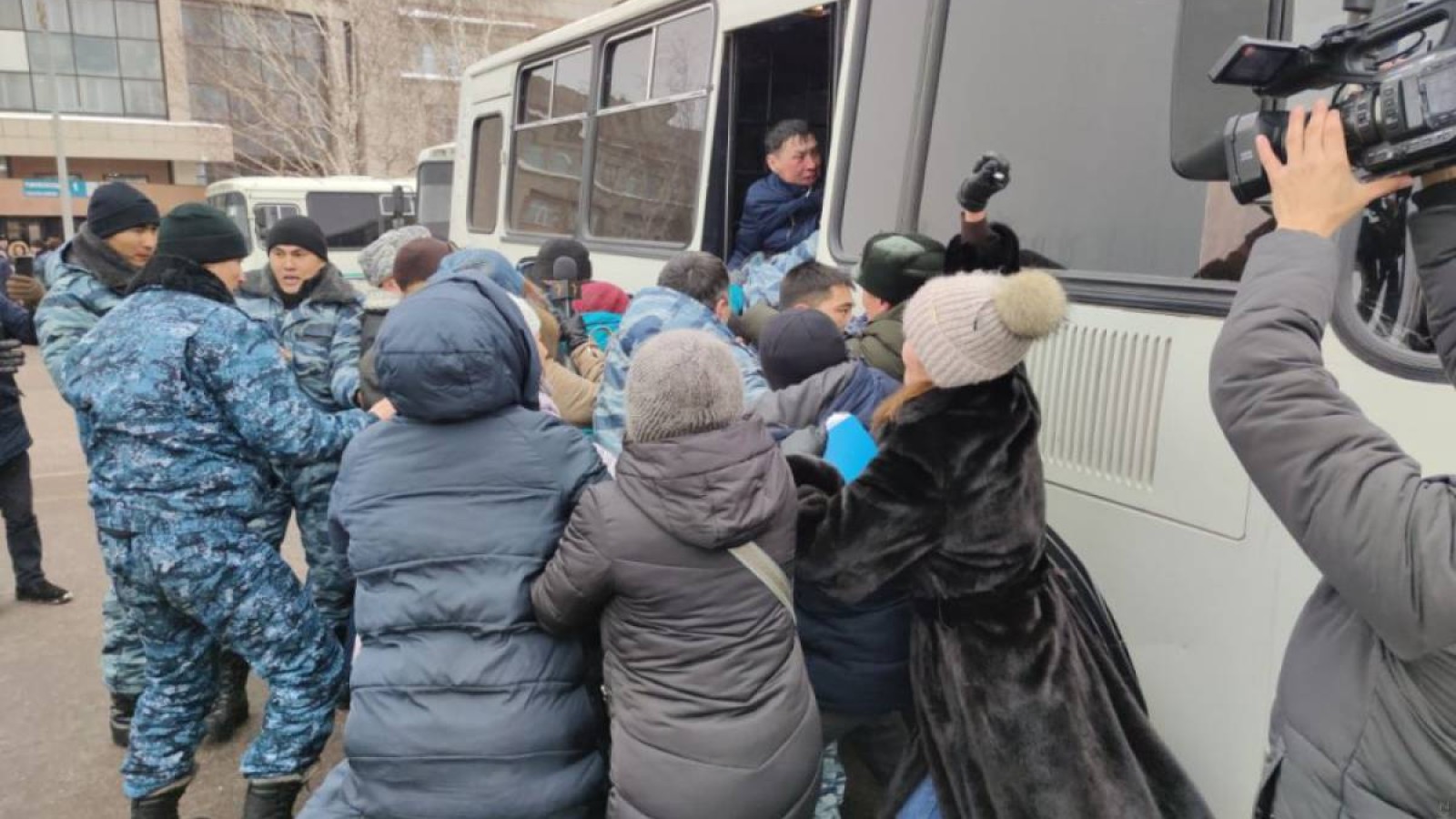 Дулат Ағеділдің жерлеуінен қайтқан адамдарды полиция ұстады.