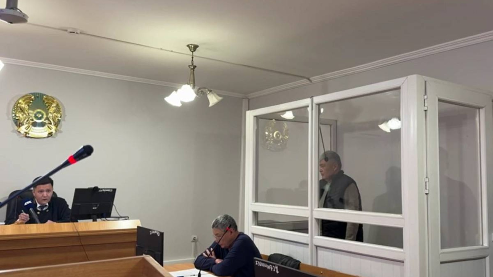 Алматы әуежайында қызметкерді кепілге алған адамның соты өтіп жатыр.