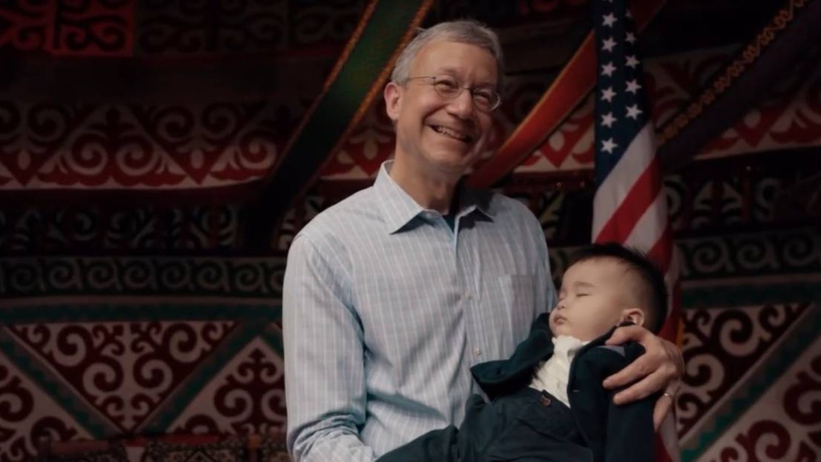 Қазақстандағы АҚШ елшісі қазақ баласының тұсауын кесті.