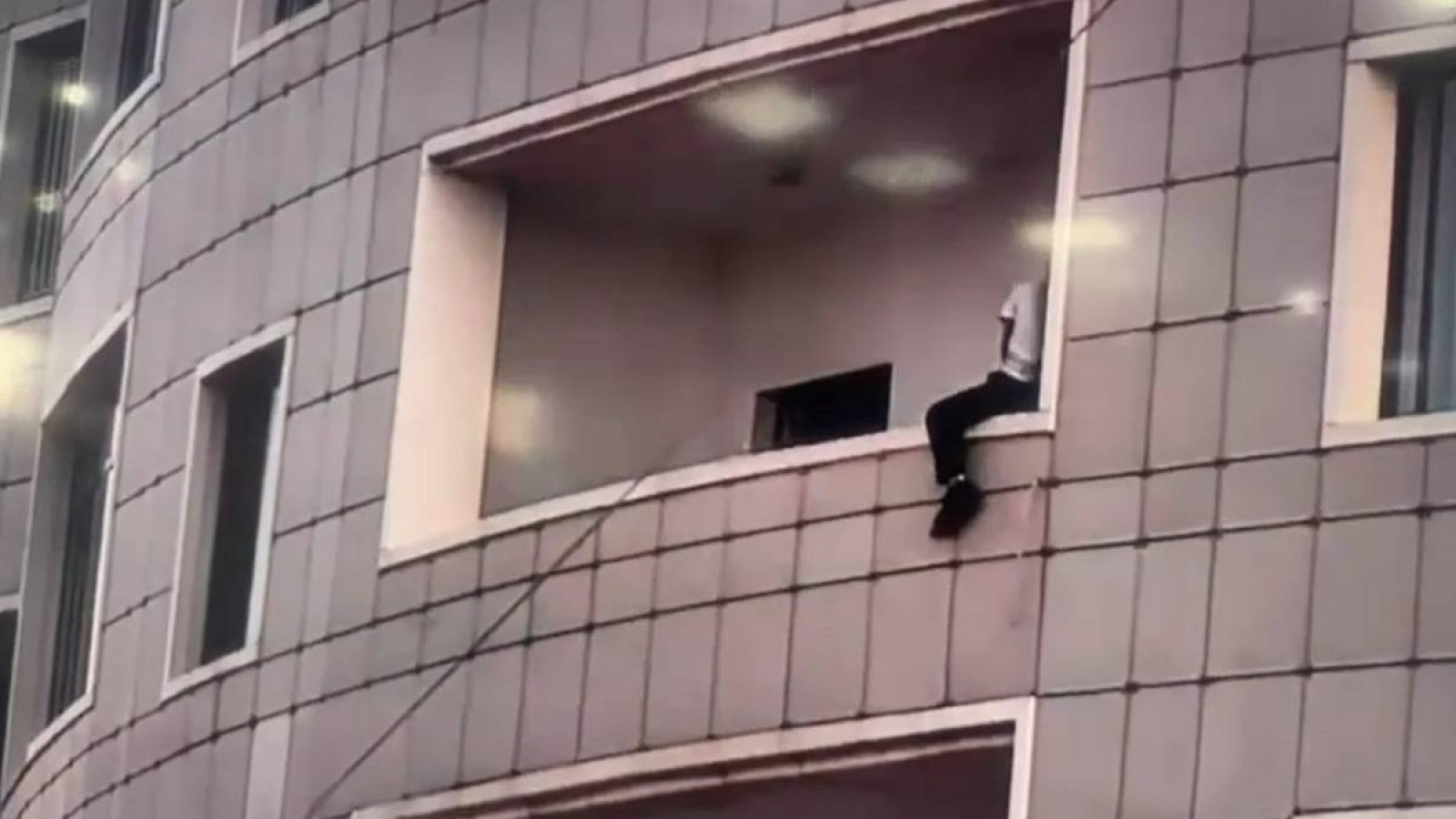 Астанада  ер адам 15-қабаттан секірмек болды.