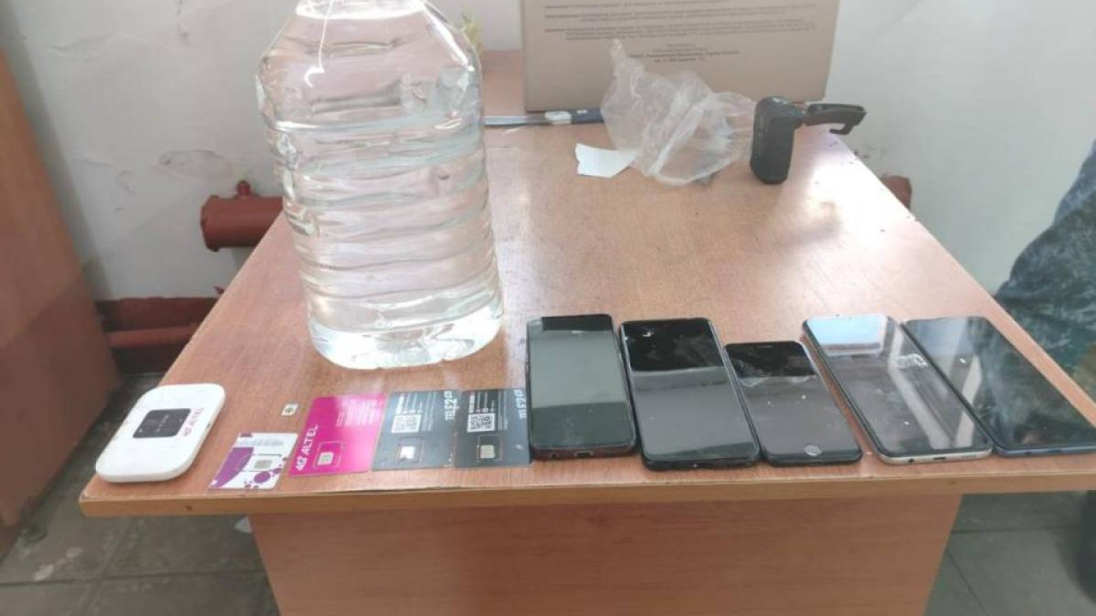 Түрмеге тыйым салынған заттар өткізбек болған азамат ұсталды.